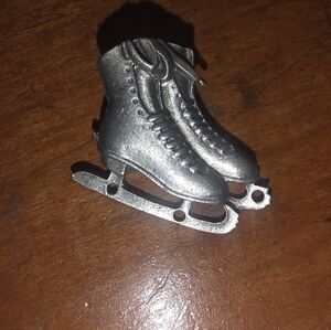 Pair Of Pewter Ice Skates / Figureskates Brooch / Pin Not Signed ~ 1.5"x1.5"